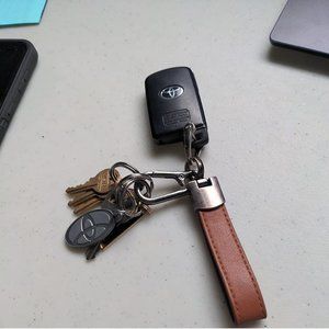 Universal Leather Key Chain Holder  With 360° Rotatable And Anti-lost D-ring